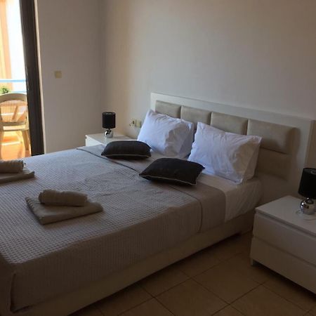 Sea And Sky Apartments ساراندا الغرفة الصورة
